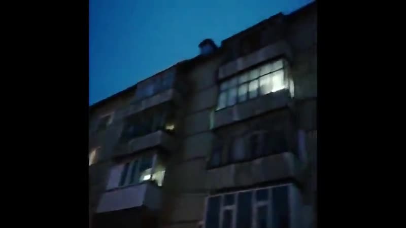 В усинске (коми) сотрудники управляющей компании решили, что настала пора почистить снег с крыши многоквартирного жилого дома