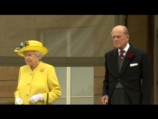 One minute silence observed by queen at buckingham palace