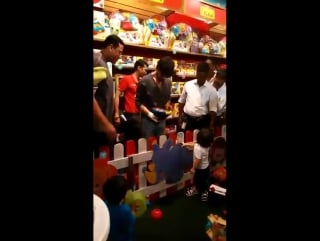 Srk with abram khan in high street phoenix mall