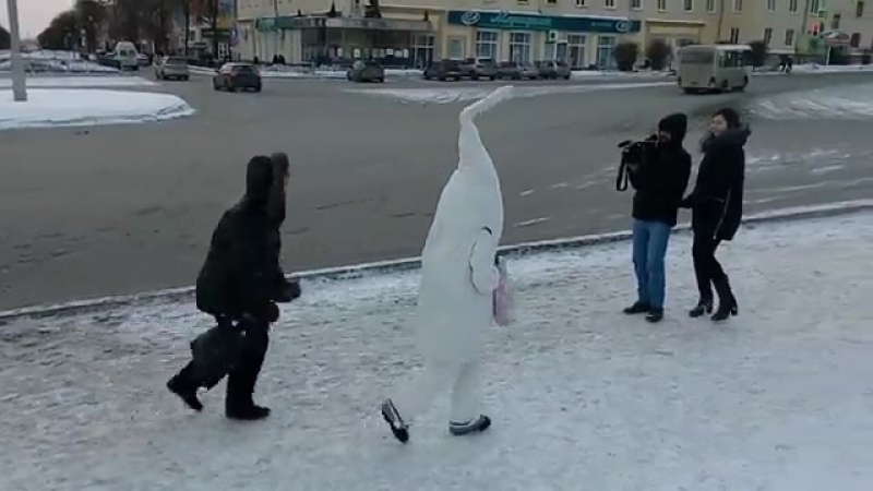 В первоуральске женщина прогнала человека в костюме сперматозоида