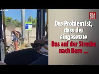 Radfahrerin rastet aus deshalb beleidigt sie den busfahrer und andere fahrgäste