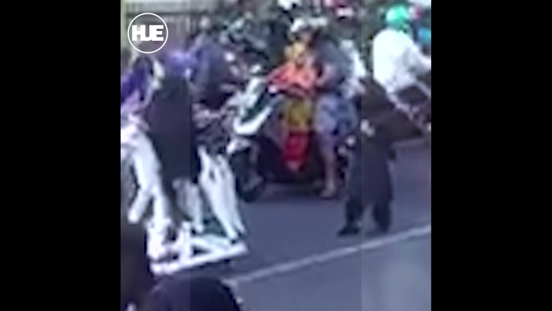 В индонезии детей нарядили боевиками