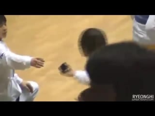 [fancam] 110123 yoseob teaching hyunseung how to take a selca with seungri @ idol championship