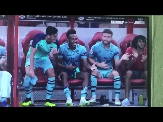 Video mesut özil, pierre emerick aubameyang shkodran mustafi dancing on the bench as arsen