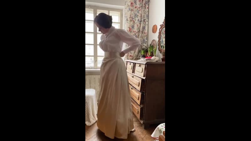 Одягання жінки в едвардіанську епоху для прогулянки на коні