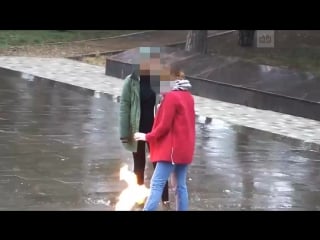 Школьницы плюют в вечный огонь