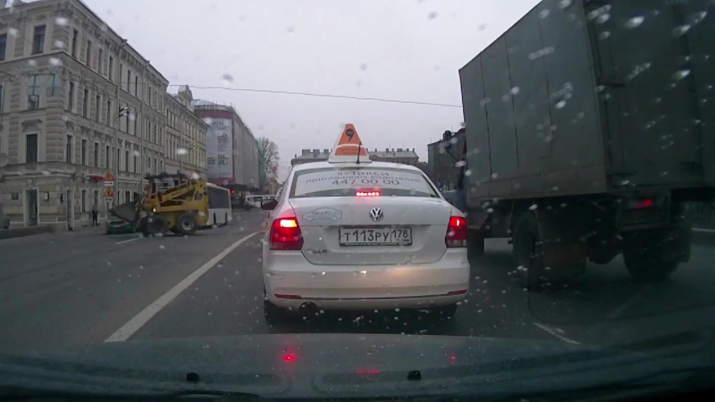 Очень радостный погрузчик