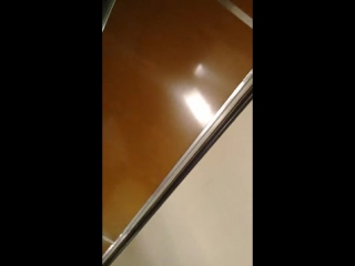 В метро под юбкой