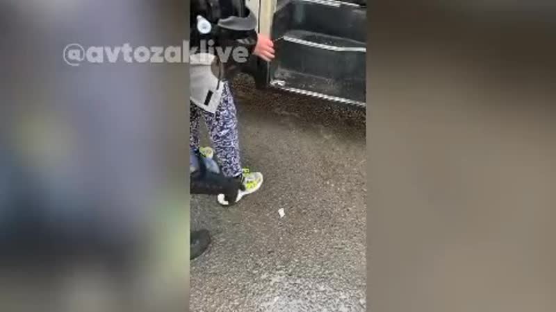 Омоновец подбрасывает задержанному молодые