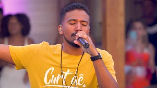 Eu nunca amei assim / é tarde demais / cerveja de garrafa