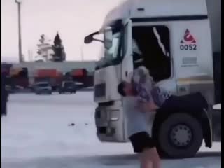 Дочка встречает папу с рейса