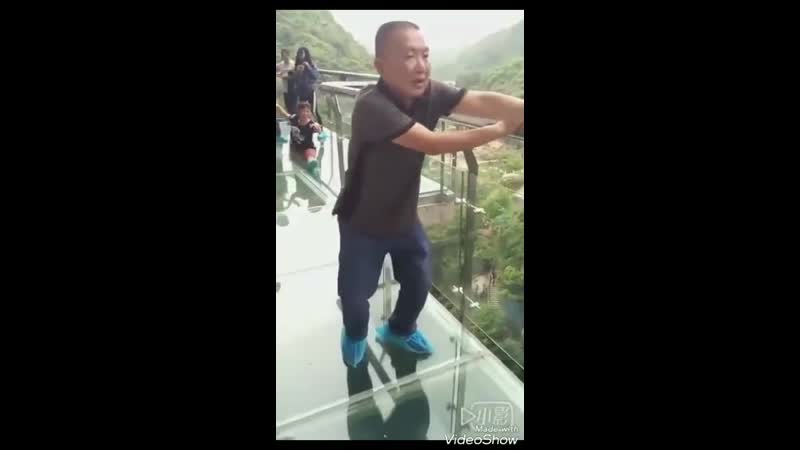 Прогулка по стеклянному мосту над пропастью