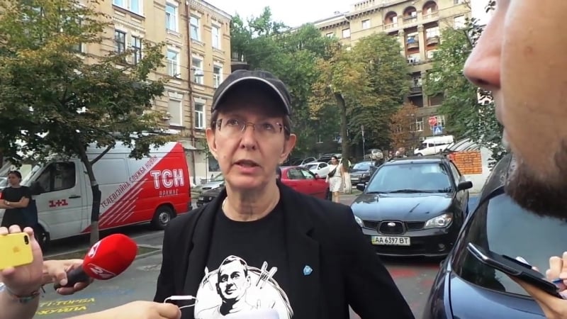 Дегенераты под офисом медведчука портрет стуса коментарий супрун