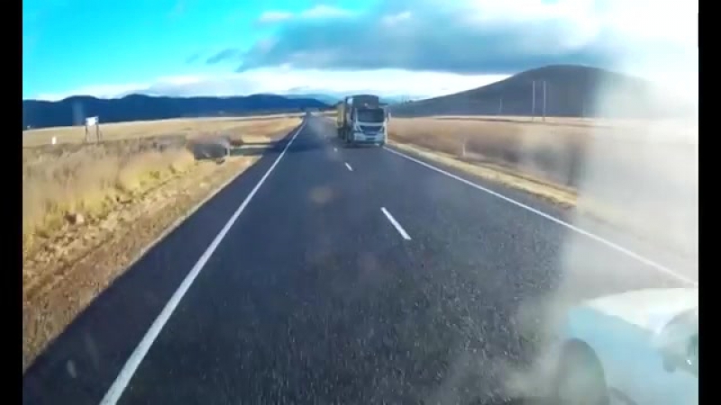 Лихач чудом избежал столкновения с грузовиком