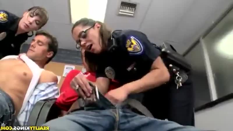 Полицейский принуждает к сексу воровку, а ей это не нравится и она плачет