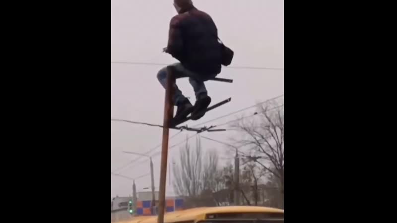 Ждёт автобус на столбе