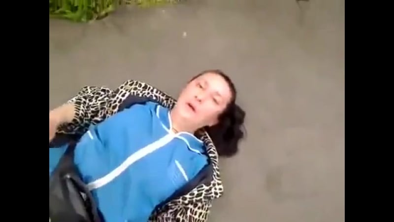 Женщина, у вас письку видно