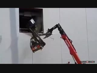 Crazy! forklift accident with crane