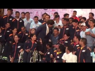 Shah rukh strikes a pose with para athletes at the send off ceremony of the indian para olympic contingent for asian para games