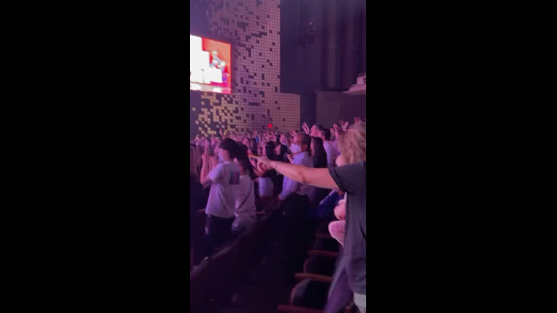 Daisy dove bloom at her mom’s concert