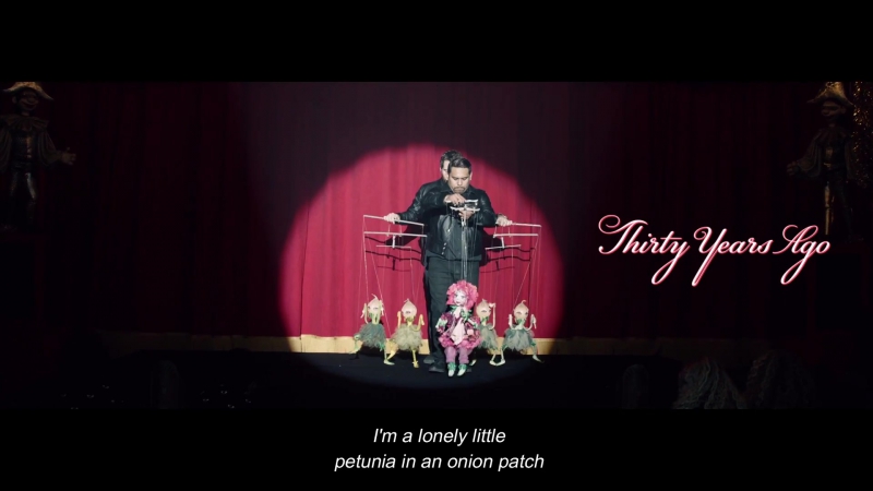 Маколей калкин в образе грустного клоуна в короткометражке «kenzo cabiria, charity, chastity»