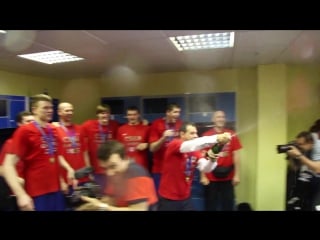 Обливание шампанским в раздевалке