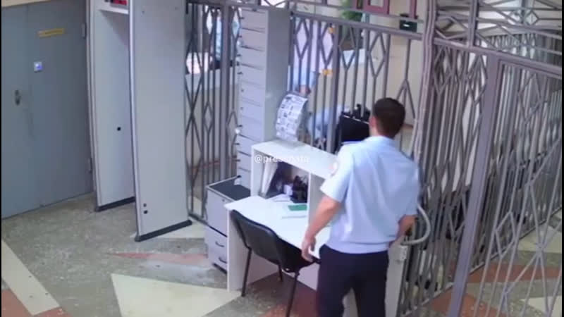 Полицаев porn video – Трансвестит против полицаев