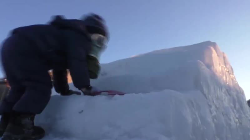 Ребятишки весело катаются с горки в противогазах вот так в сибае башкирия родители спасают детей от смога