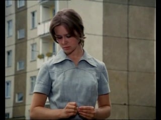 Әйелі кеудесін сипайды