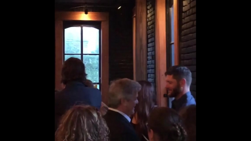 Джаред, дэннил, женевьев и дженсен дженсен на благотворительном мероприятии paws for akf в баре джареда san jac saloon