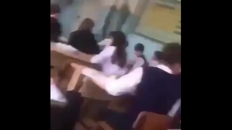 Учительница отвесила леща