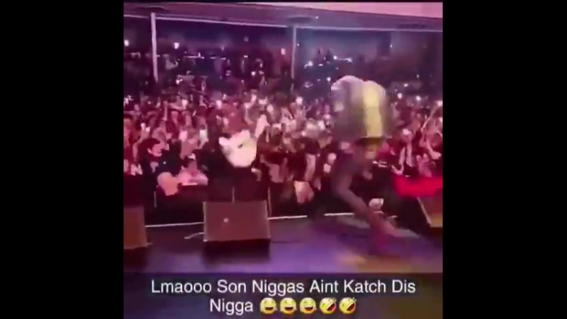 6ix9ine совершил неудачный прыжок со сцены