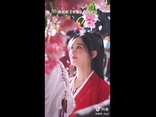 Help the douyin version of the behind the scenes of the petal kiss is so sweet too legen