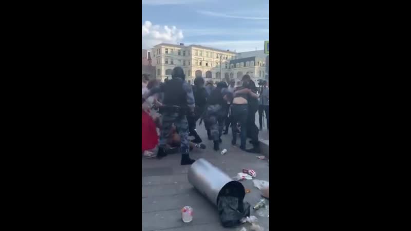 3 18 года колониии за бросок урны в сторону омоновца