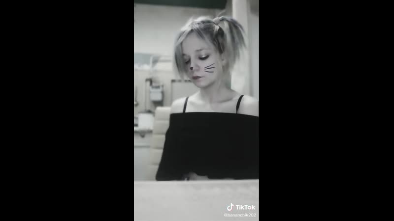 Хочешь полежу (школьница лижет, школьника в тик тике, что сейчас лижут в тик ток)