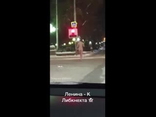 Голый мужчина бежит по центру города (18+, есть мат)