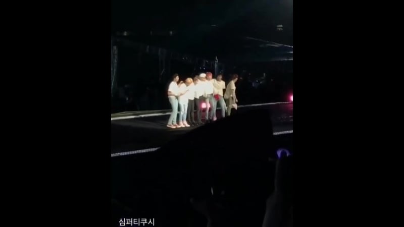 Он обхватил его за талию ухухух