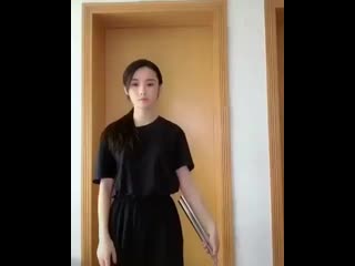 Красивая девушка с нунчаками