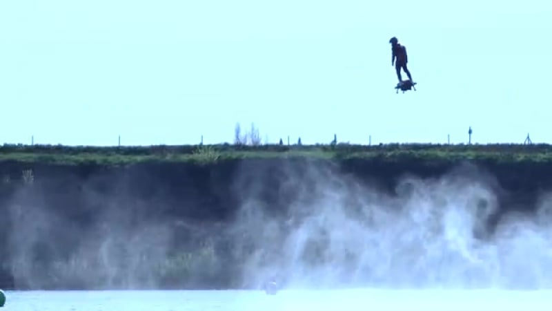 Испытания реактивной летающей доски