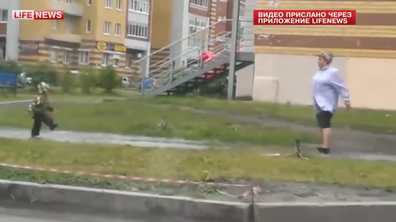 Мальчик бабушка и лужа