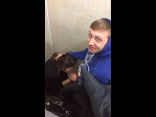 Два друга развели телку в туалете