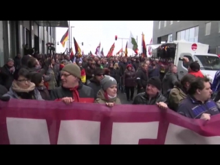 «предательница народа» в берлине прошли акции против политики меркель