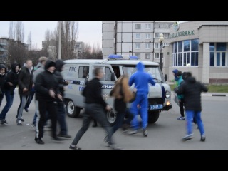 Окружили гады