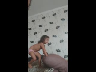 Диана показывает носик, глазки