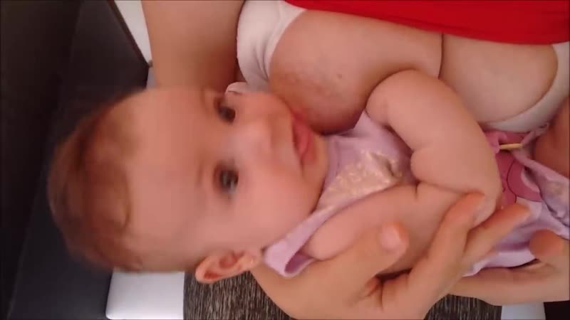 [canal conselhos do papai] alice sendo amamentada