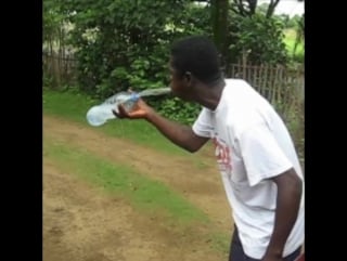 Парень, негр делает чудеса с выпитой водой=)))