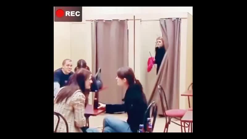 Зашла в примерочную говорится