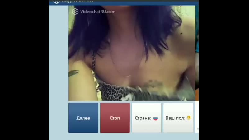 Показала грудь с татуироой, сердечко на груди, сняла платье