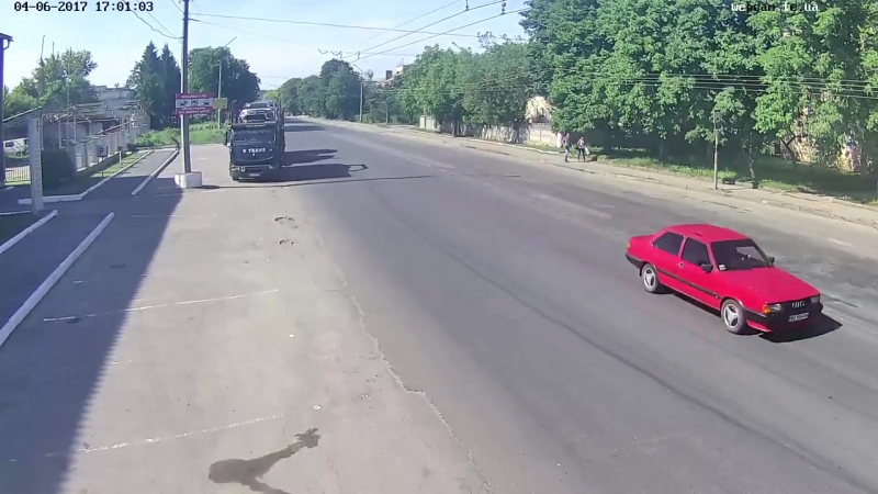 Вантажіа збиває камеру в тернополі на (біля автосалону терко
