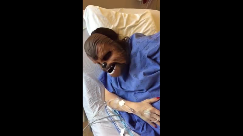 Жена проиграла спор и ей пришлось рожать в маске чубакки